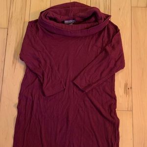 A pea in the pod 3/4 sleeve cowl neck